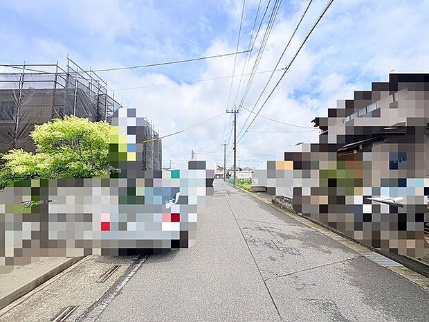 穏やかな空が広がり、日常の風景が静かに溶け込む落ち着いた住環境です。