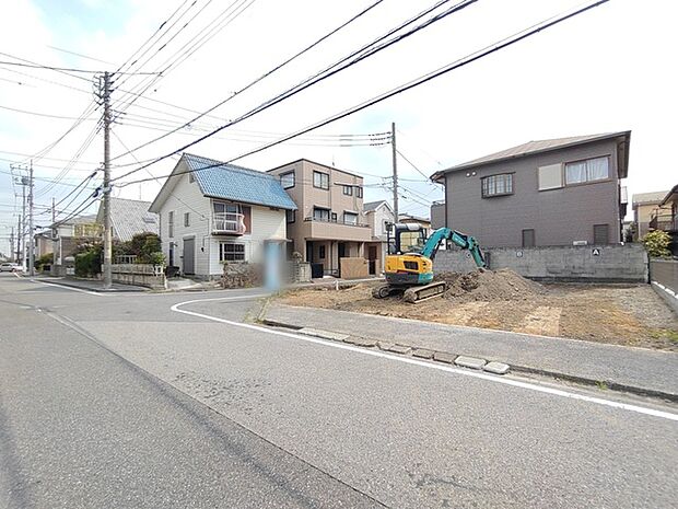 青い屋根の家と、これから始まる新しい暮らしの予感