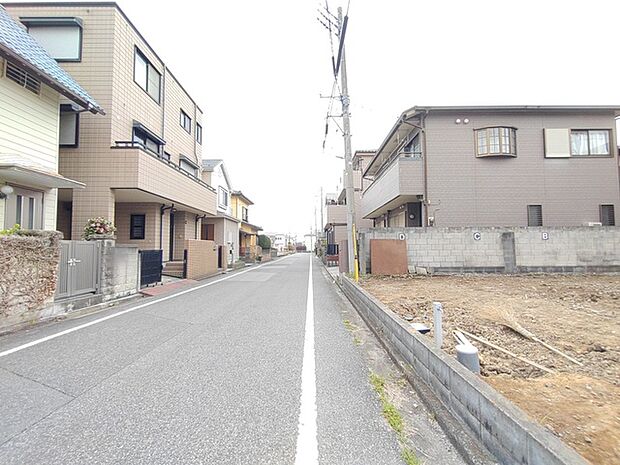 静かな街並みに佇む、穏やかな住まい。