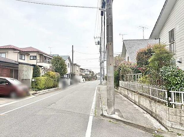 緑に囲まれた穏やかな住宅街の風景