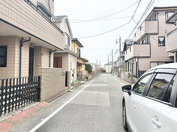 静かな住宅街に佇む、心地よい空間が広がる邸宅