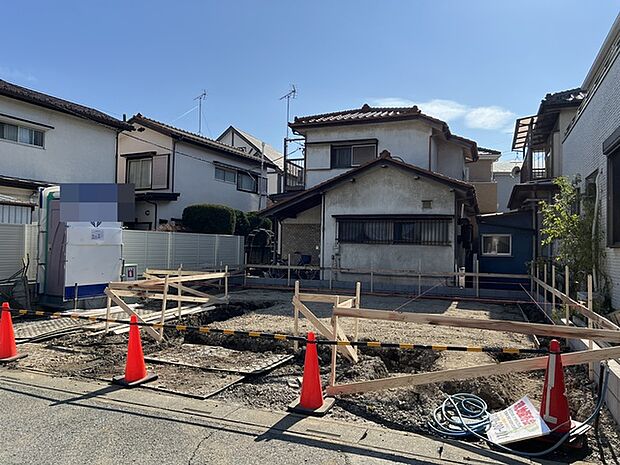 幅員の狭い道ですが、車通りの少ない住宅街に立地してます。