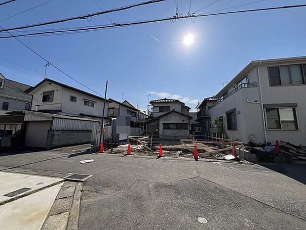 住民の方が主に利用する交通量少なめの道路に面してます。 