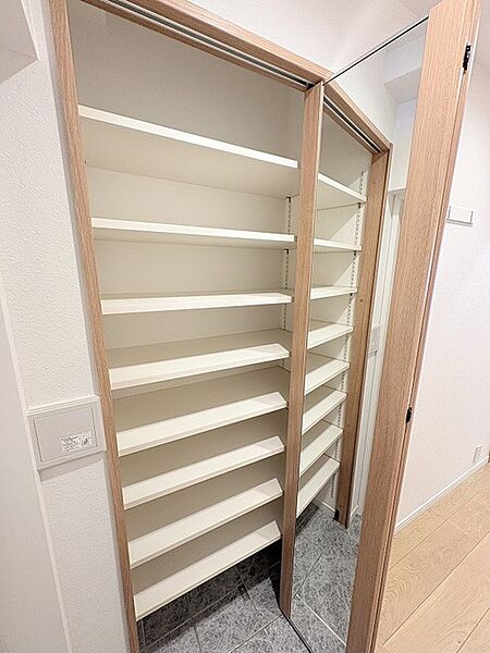 すっきりと整った印象を与える、空間に自然と溶け込むシンプルなデザインが魅力です。