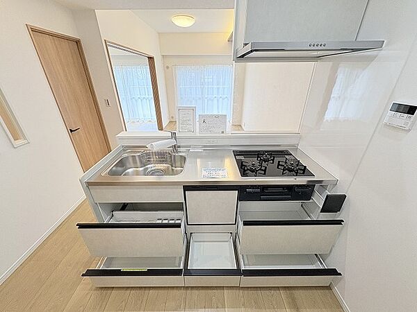 木目の温かみと洗練されたデザインが調和し、日々の暮らしに心地よいゆとりを生み出す開放的な空間です。
