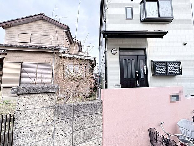 温かいピンク色の壁が、心地よい日常の始まりを予感させます。