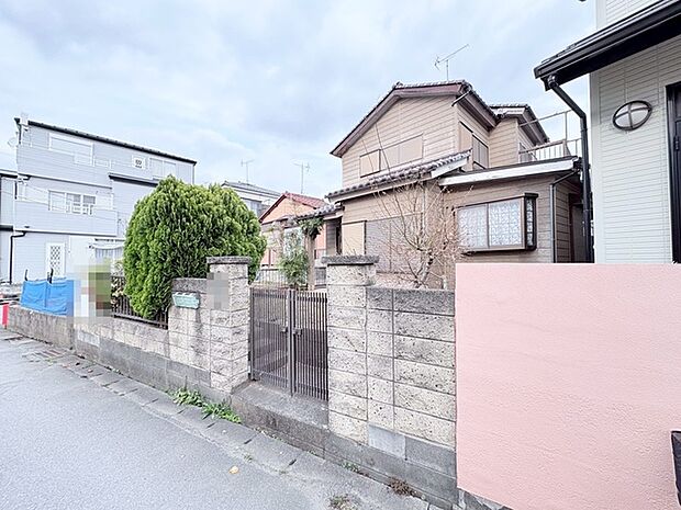 緑豊かな木々が敷地を彩り、穏やかな時間が流れる住まい