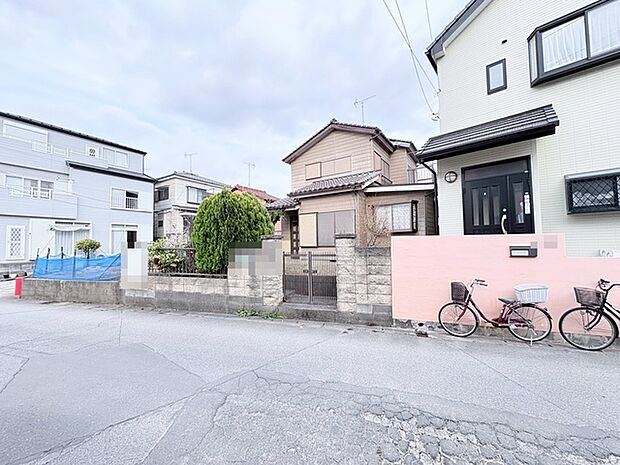 温かなピンク色の壁が、穏やかな日常を優しく包み込みます