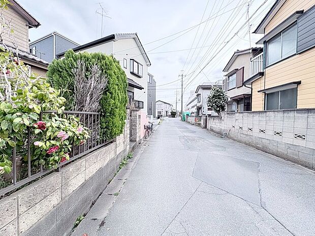 緑豊かな生垣と季節の花々が彩る、穏やかな街並みが広がる。