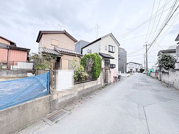 静かな街並みに溶け込む、穏やかな時間が流れる住まい。