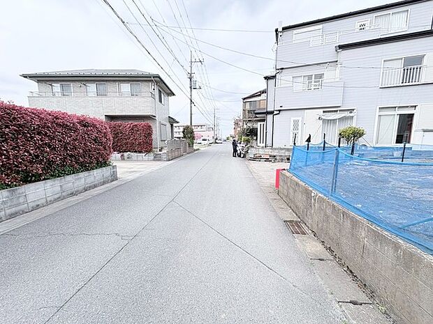 穏やかな街並みに、季節の彩りを感じる住まい。