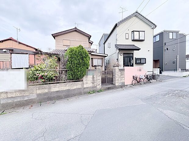 緑豊かな低木が並び、穏やかな時間が流れる住まい