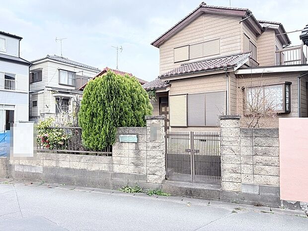 緑豊かな植栽が彩る、落ち着きある佇まいの邸宅。