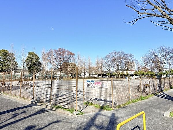 諏訪木東公園 諏訪木東公園は大きなグラウンドになっていて、身体をいっぱいに動かしているお子さんが多いです。（280m）