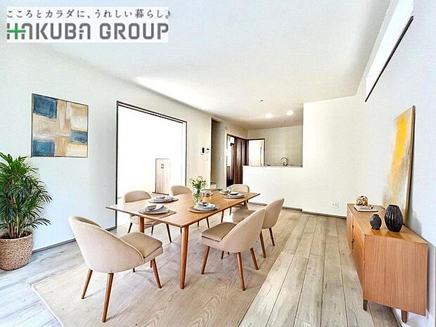 広々とした空間に、洗練された木の質感が心地よく調和する住まい ※本画像はCGで作成しており、実際に現地に家具は置かれておりません。また、価格に家具は含まれておりません。