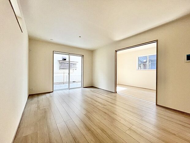 温かな木目調の床が心地よい、広々とした開放感のある空間