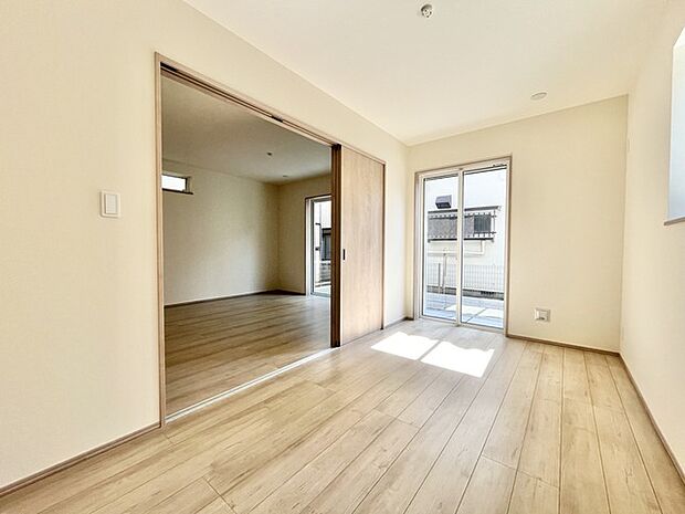 開放的な空間が、温かな光を優しく受け止める心地よさ