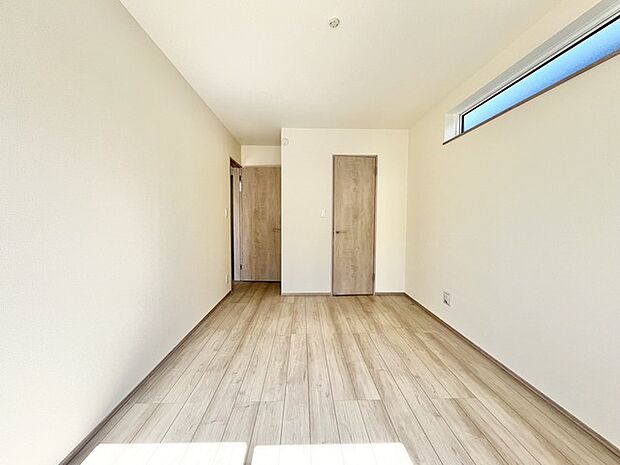 木の温もりを感じる、穏やかな光に満ちた空間。