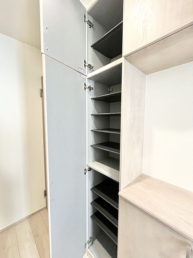 空間に調和する、すっきりと整頓された収納スペース