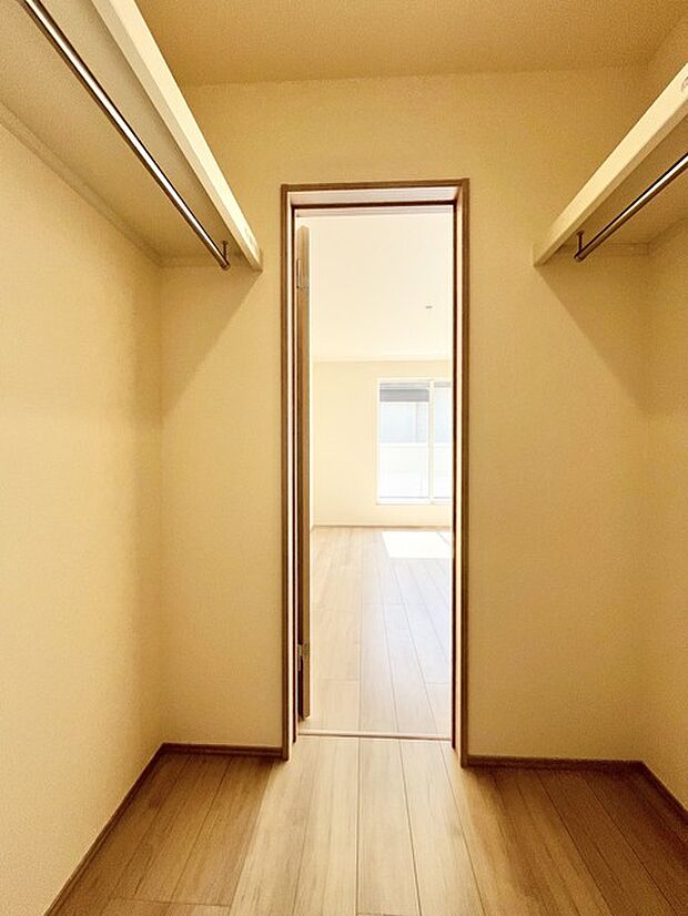 柔らかな色合いと広がりを感じる空間