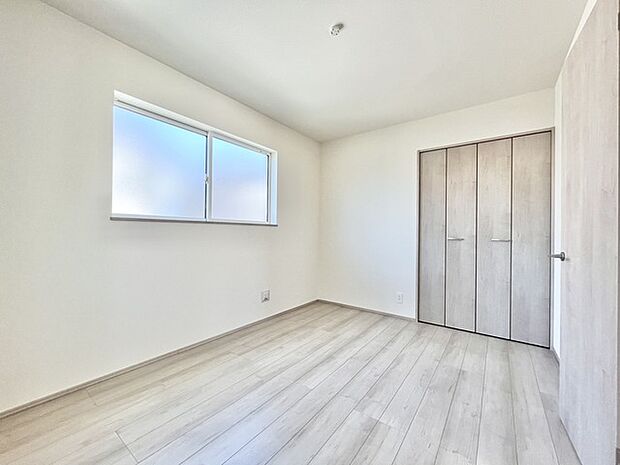 清潔感あふれる空間に、柔らかな光が穏やかに満ちています。