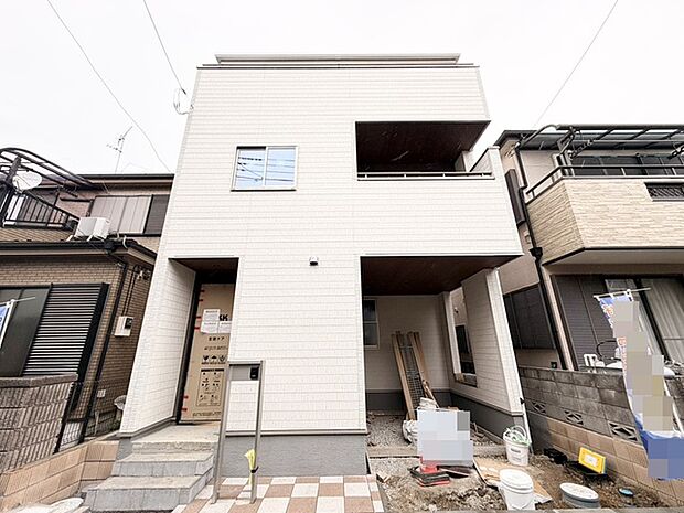 モダンな外観が印象的な、洗練された住まい