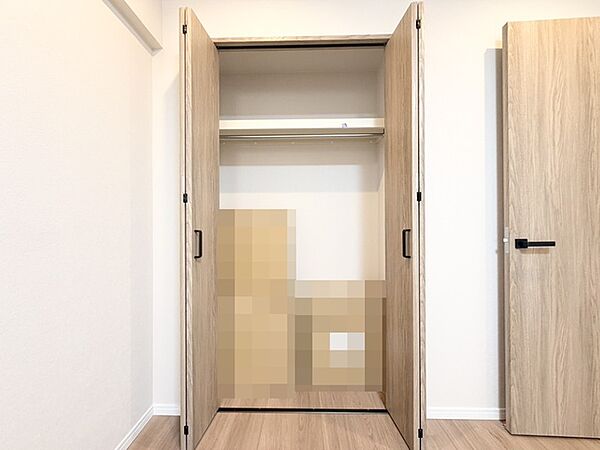 木目の柔らかな風合いが、空間全体に穏やかな落ち着きと統一感をもたらしています。