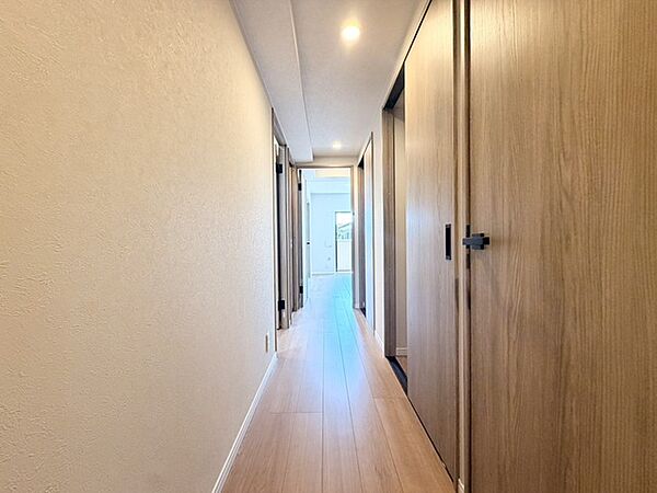 木の温もりに包まれたフラットな空間が、住まいの各所を穏やかにつなぎます。