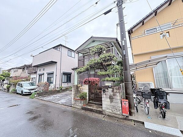 緑豊かな庭木に囲まれた、落ち着きのある邸宅。