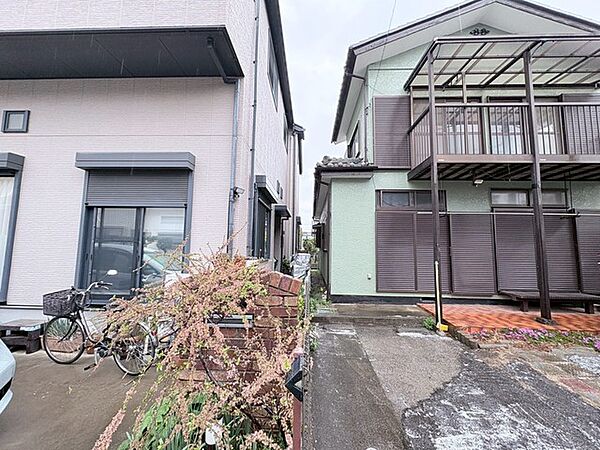 隣家と当該土地との境界です。
