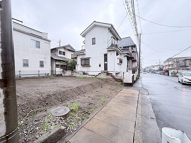 緑豊かな街並みに溶け込む、静かで落ち着いた暮らしが叶う住まい。