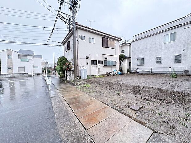 静かな街並みに溶け込む、穏やかな暮らしを育む邸。