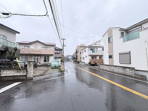 静けさが漂う街並みに、穏やかな時間が流れます。