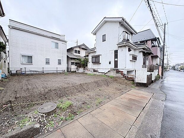 静かな街並みに映える、穏やかな暮らしの舞台。