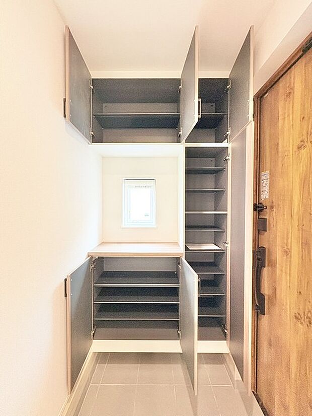 玄関の収納も充実しております。