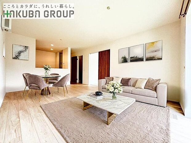 家族が自然に集りそうな広さが魅力のLDK。 ※本画像はCGで作成しており、実際に現地に家具は置かれておりません。また、価格に家具は含まれておりません。