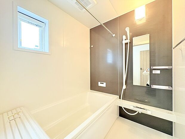 広々1坪タイプのゆったり浴室ユニット。防カビ・抗菌素材なのもうれしい。