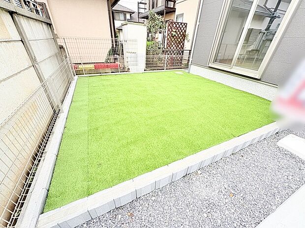 広々とした南庭は、太陽の下のリビングかもしれません。