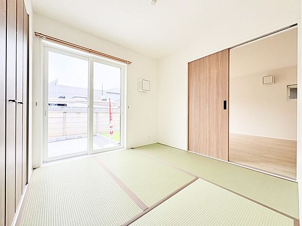 お子様にとっていいお昼寝空間になる和室は、ぜひリビングのお隣で。