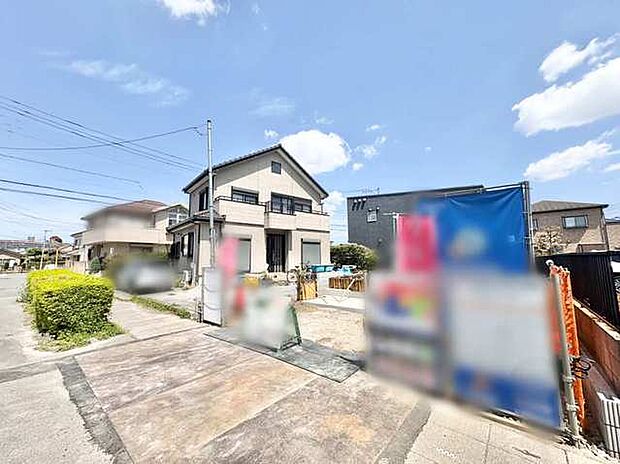 青い空と白い雲が広がる、穏やかな雰囲気の住まい。