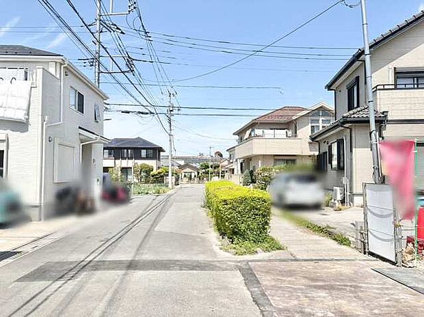 穏やかな陽光に照らされた、静かで落ち着いた街並み