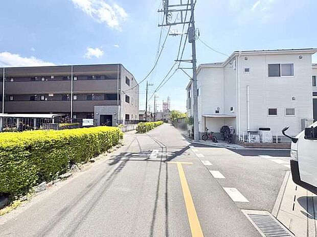 緑の生垣に囲まれた、穏やかな雰囲気の住宅街。