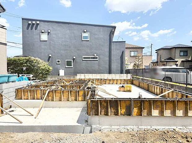 青空の下、未来が形作られていく基礎工事の現場