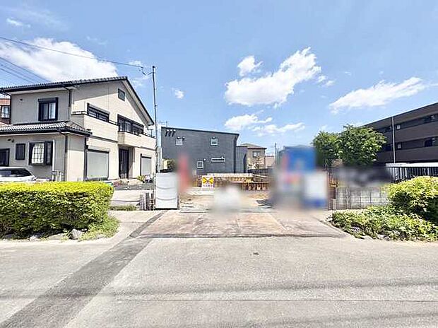 晴れやかな青空の下、心地よい風が吹き抜ける開放的な眺め。