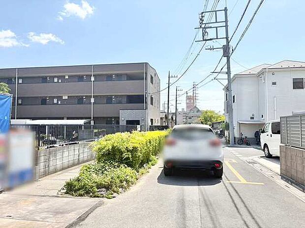 青空の下、緑が映える穏やかな街並みが広がります。