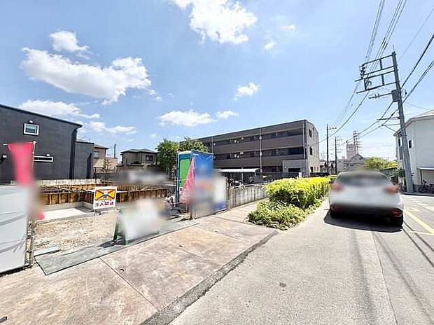 広がる青空の下、新しい生活が芽吹く街。