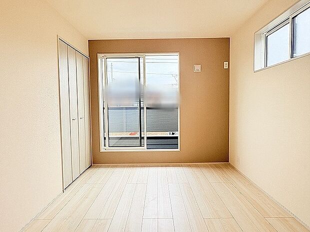 アクセントクロスが映える温かみのある空間で、穏やかな時間を過ごせる落ち着いた雰囲気の室内です。