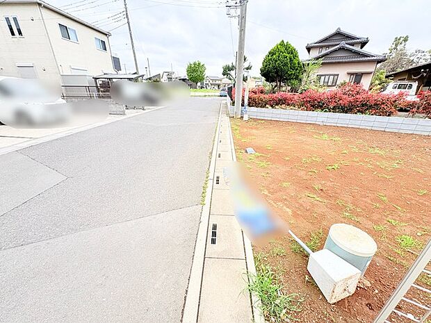 駐車が苦手な方にも嬉しい、前面6ｍ道路に面した住まい。 