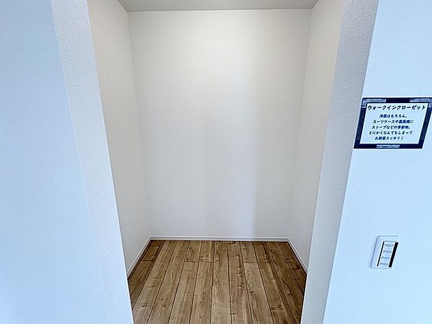 無駄な装飾を削ぎ落としたシンプルな空間が、日々の暮らしに心地よいゆとりと整理された静寂をもたらします。