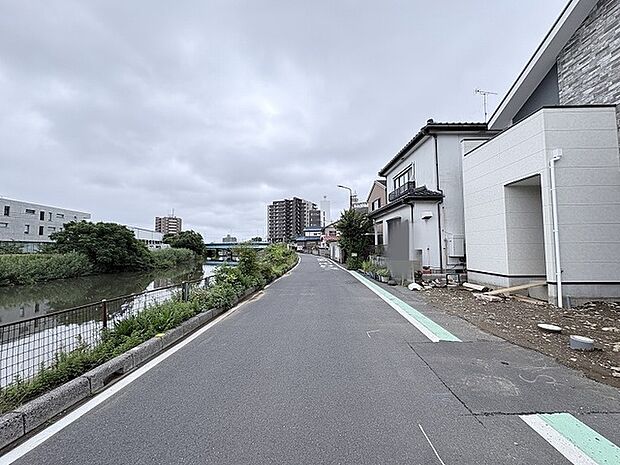 水辺の穏やかな空気を感じる、日々の暮らしに安らぎを添えてくれる閑静な住環境です。